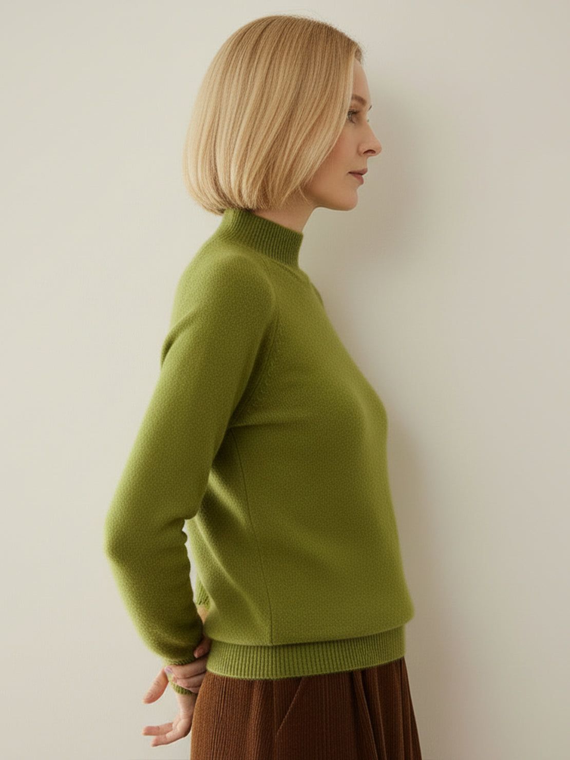 Lightweight 100% Italian cashmere sweater with mock-neck and regular fit for elegance and warmth
