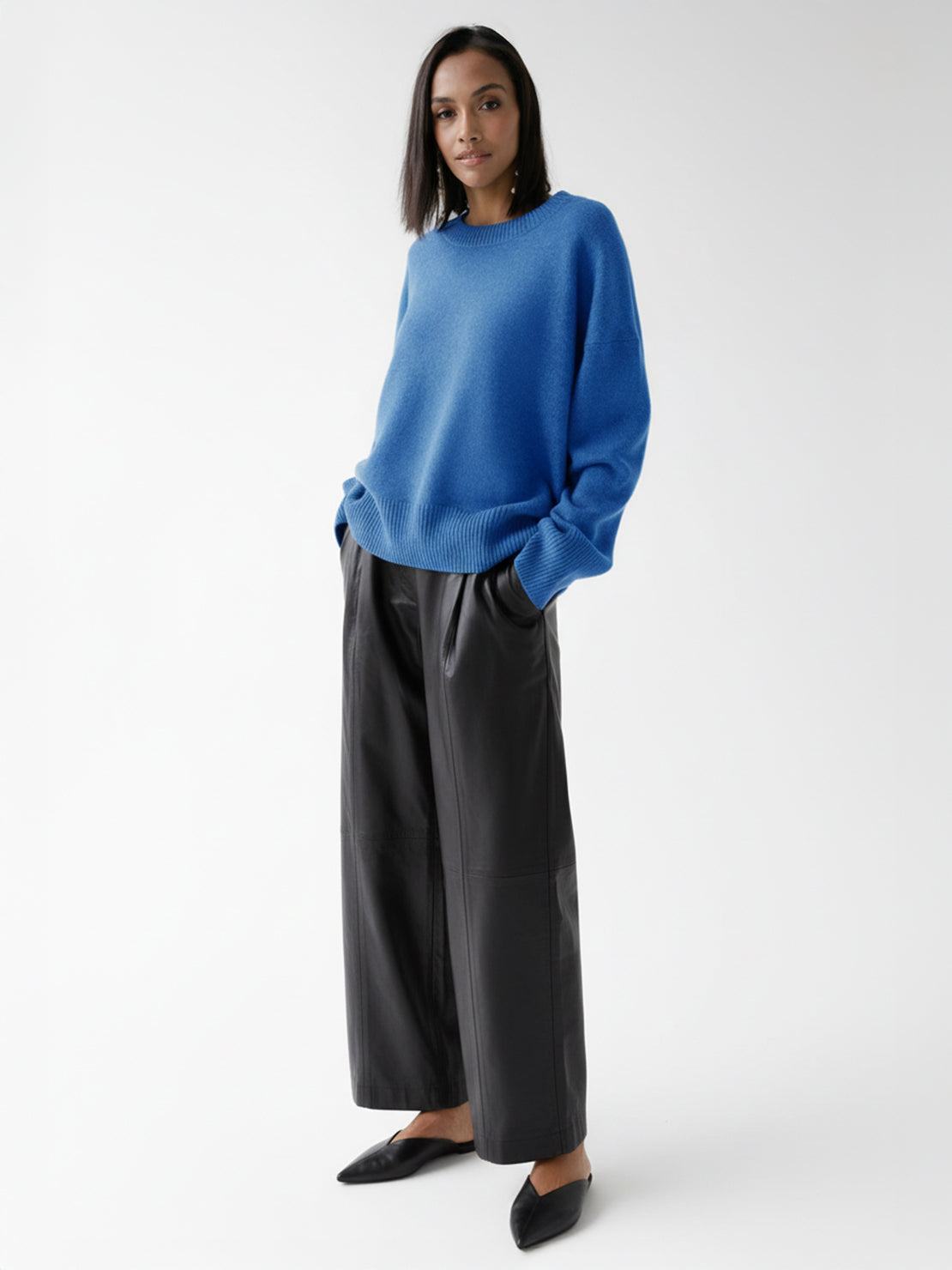 Oversized crew neck knit sweater with drop-shoulder sleeves and ribbed cuffs, in medium-weight acrylic fabric.