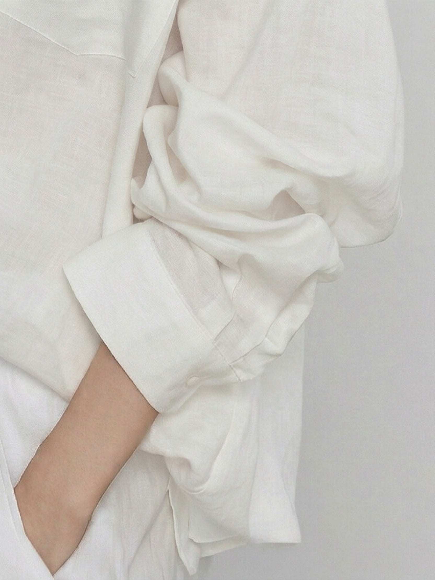 White oversized 100% cotton-linen shirt with dropped shoulders and curved hem