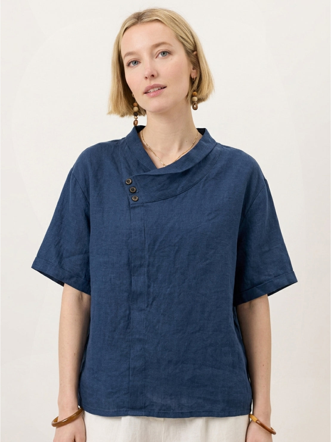 100% linen relaxed V-neck top with asymmetric button detail and short sleeves in breathable fabric