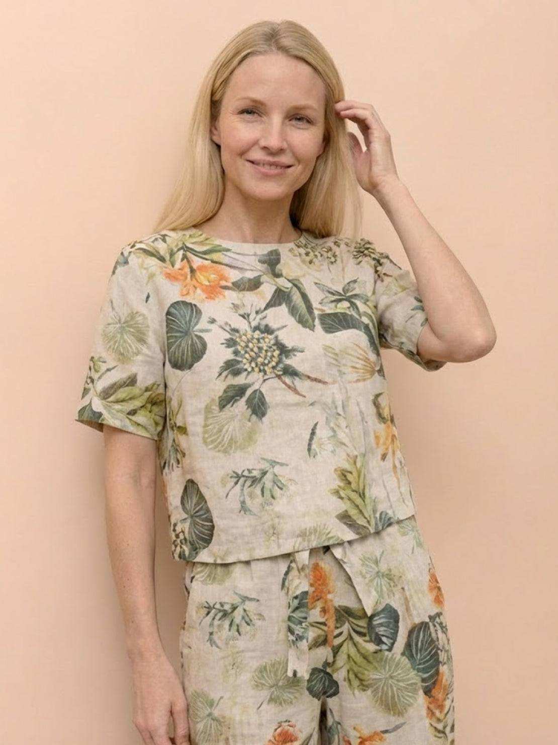 Breathable cotton linen monochrome short-sleeve top with relaxed fit and natural texture