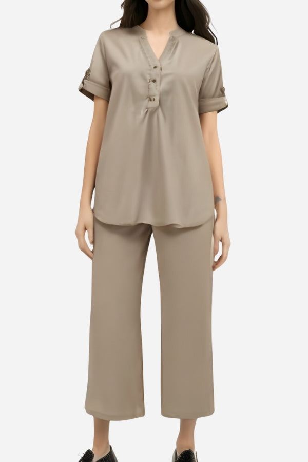 Short-sleeved V-neck top and wide trouser suit in beige cotton for casual elegance