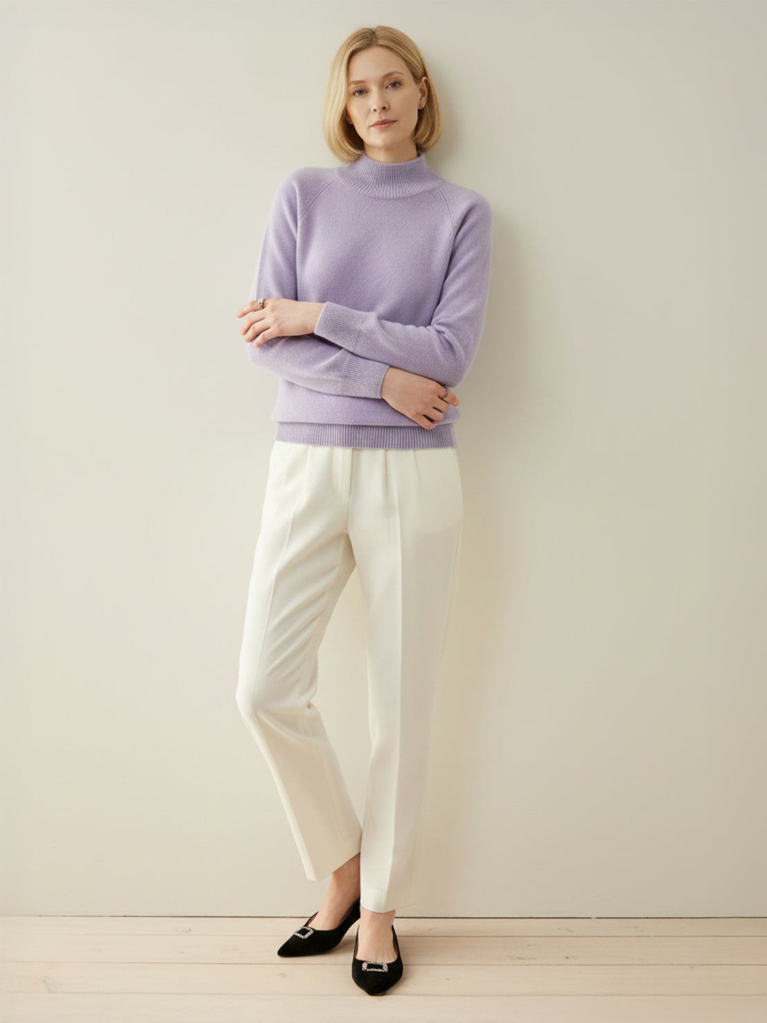 100% Italian cashmere sweater with mock-neck and regular fit, soft and lightweight knit