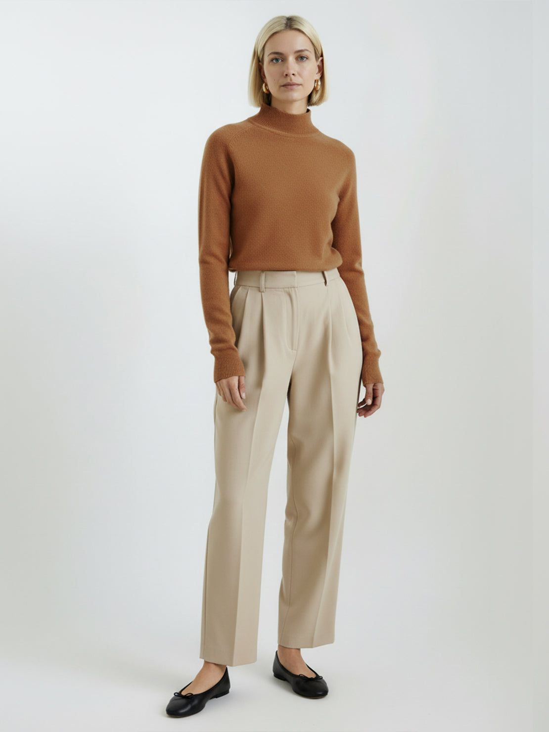 Soft 100% Italian cashmere sweater with mock-neck and regular fit for elegant warmth