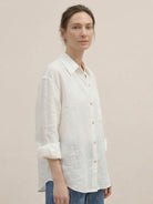 100% linen oversized dropped-shoulder shirt with long rollable sleeves and side slits in white