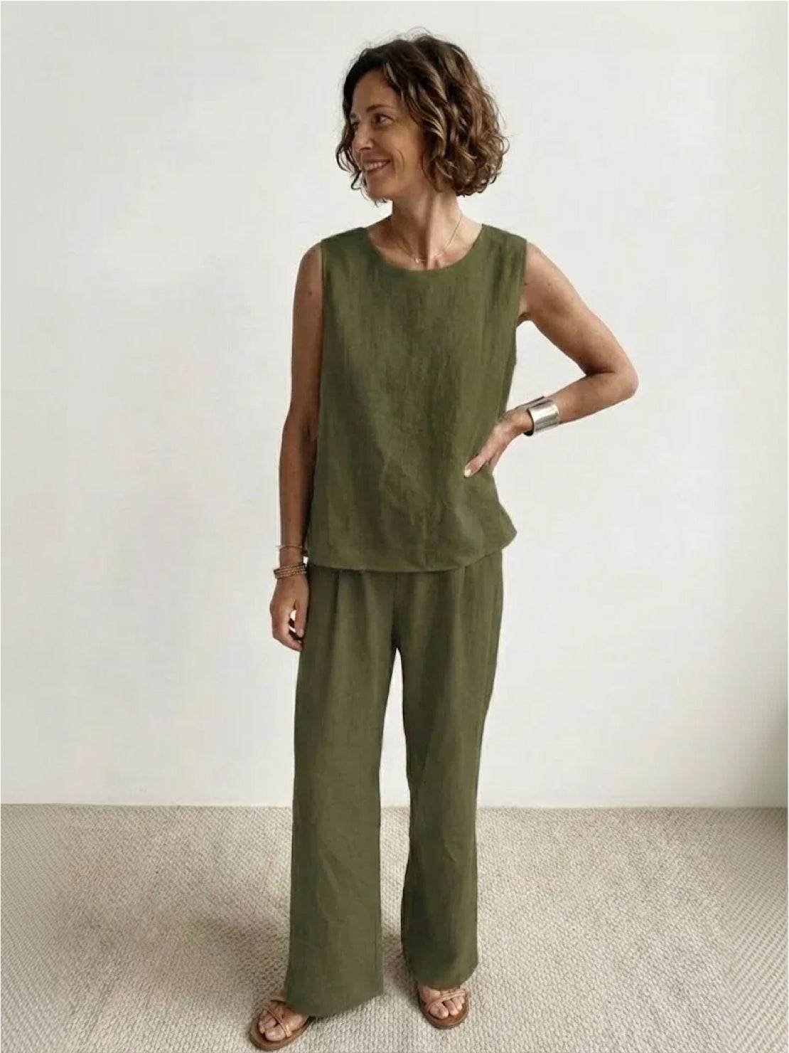 Loose solid color sleeveless two-piece set with oversized fit and wide-leg pants for comfortable, stylish wear