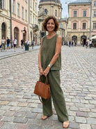 Loose solid color sleeveless two-piece set with oversized fit and breathable cotton blend fabric