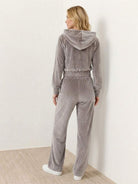 Modern cropped velour tracksuit with high-waist pants in vibrant color
