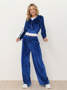 Modern cropped velour tracksuit with high-waist pants in vibrant color