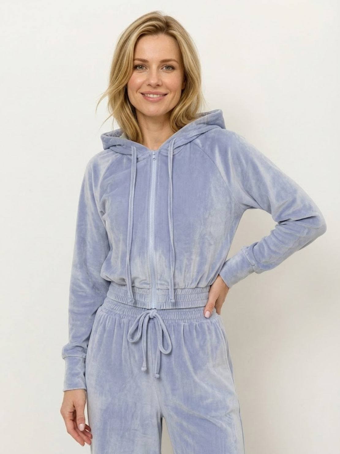 Modern cropped velour tracksuit with high-waist pants in vibrant color