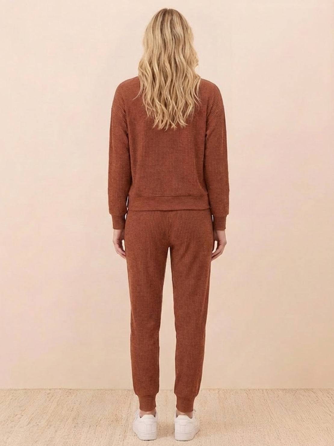 Unisex half-zip pullover and sweatpants set in soft fabric for casual comfort and relaxed fit